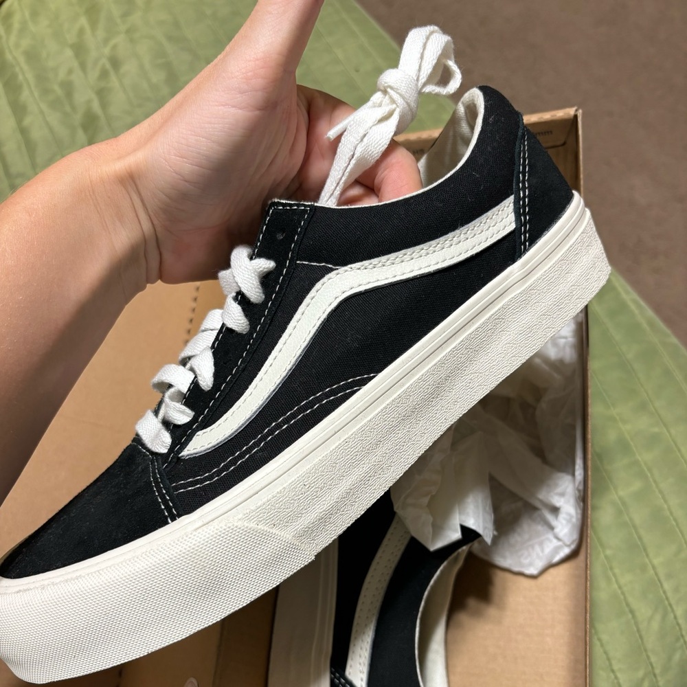 BRAND NEW Vans old skool Vr3 size men’s size 9.5 womens 11 in black